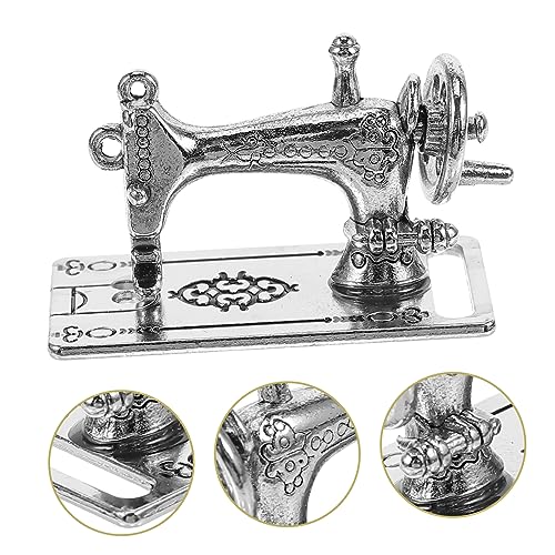 Toddmomy Miniatur Nähmaschine aus Legierung Detailreiches Tischdekor Kompakt und Langlebig Puppenhaus Zubehör für Kreative Hausmodelle Vielseitig Einsetzbar für Spielzeughäuser und Toddmomy Miniatur Nähmaschine aus Legierung Detailreiches Tischdekor Kompakt und Langlebig Puppenhaus Zubehör für Kreative Hausmodelle Vielseitig Einsetzbar für Spielzeughäuser und von Toddmomy