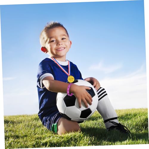 Toyvian Fußball Partygeschenk Teilig mit Schlüsselanhängern Medaillen Pfeifen Handgelenksbändern und Stickern Farbenfrohe Fußball Deko für Kindergeburtstag und Sportveranstaltungen Toyvian Fußball Partygeschenk Teilig mit Schlüsselanhängern Medaillen Pfeifen Handgelenksbändern und Stickern Farbenfrohe Fußball Deko für Kindergeburtstag und Sportveranstaltungen von Toyvian
