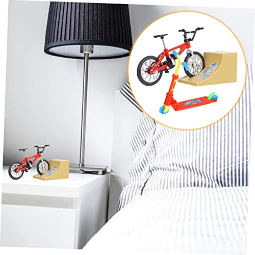 Toyvian Mini Finger Toys mit Fingerbike und Rampe Multifunktionales Fingersportspielzeug für Stressabbau Fingerspitzenbewegung und Fingerfertigkeit Mini Scooter Platzsparend und Edukativ von Toyvian