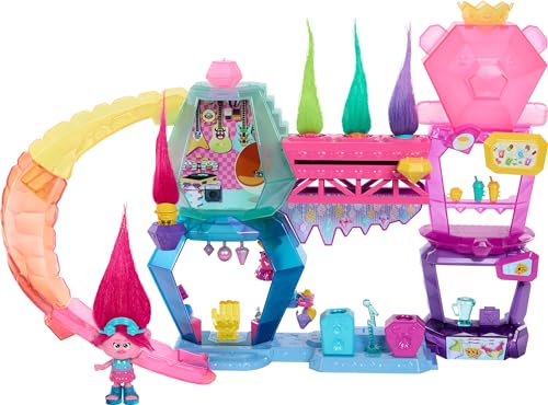 Mattel DREAMWORKS TROLLS Gemeinsam Stark - Furchtberg Spielset mit Königin Poppy und Rutsche, Snackbar, Ankleidezimmer und ein Feuerwerk haariger Überraschungen, für Kinder ab 3 Jahren, HNV37 von Mattel