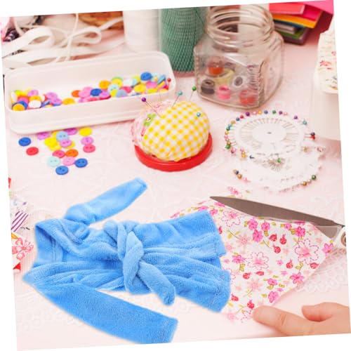 UKCOCO Miniatur Puppen Bademantel Outfit Weiches Kleidungszubehör für Puppenhaus Elegant Hellblaues Bademantel Kostüm Leichtes und Bequemes Puppenkleidungsaccessoire von UKCOCO