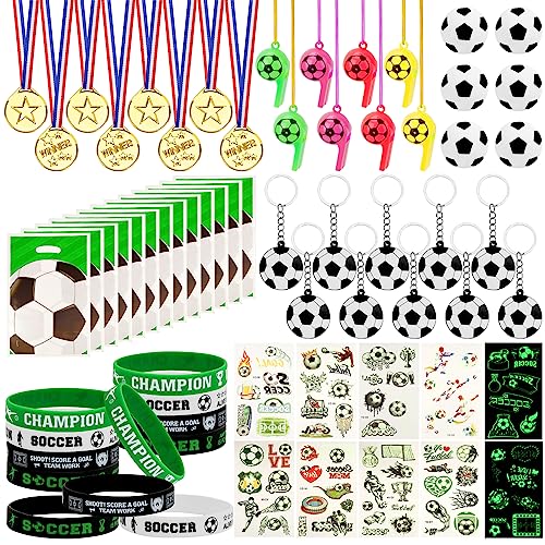 70 Pcs Fußball Party Mitgebsel Kinder, Fußball Give Aways mit Trillerpfeife Schlüsselanhänger Medaille Tattoo Aufkleber Armband Geschenk Taschen, Fußball Party Mitgebsel Kindergeburtstag Geschenk von UMILKI