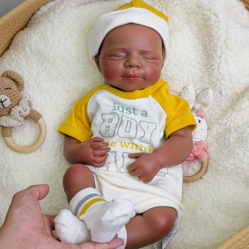 18 Zoll realistische Reborn-Babypuppe aus Silikon – lebensechter Ganzkörper-Neugeborenenjunge, afroamerikanisches Baby, schläfriges Gesicht, Begleitgeschenk für Senioren und Kinder (Junge, dunkel) von URMLHNRZ