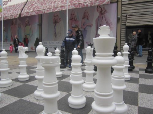 Mega Giga Schach Figuren (94 cm) aus hochwertigem, wetterbeständigem, UV-beständigem Kunststoff - Freiland Schach Figuren Gross von Ubergames