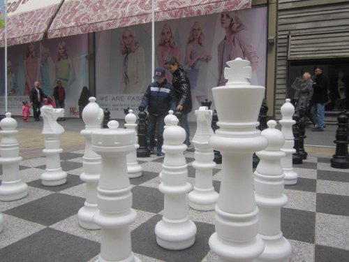 Ubergames Mega Giga Schach Figuren (94 cm) aus hochwertigem, wetterbeständigem, UV-beständigem Kunststoff - Freiland Schach Figuren Gross von Ubergames