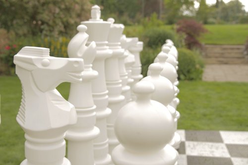 Ubergames 124 cm Garten Schach - Figuren aus langlebigem PVC - für Freiland Garten und Parks - Detailliert und Perfekt von Ubergames