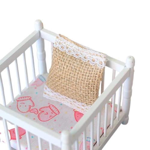 Puppenhaus-Einrichtungen im Maßstab 1:12 – 2-teiliges Mini-Spitzenkissen und Kissen-Set für Sofa Puppenhaus-Einrichtungen im Maßstab 1:12 – 2-teiliges Mini-Spitzenkissen und Kissen-Set für Sofa von Uclac