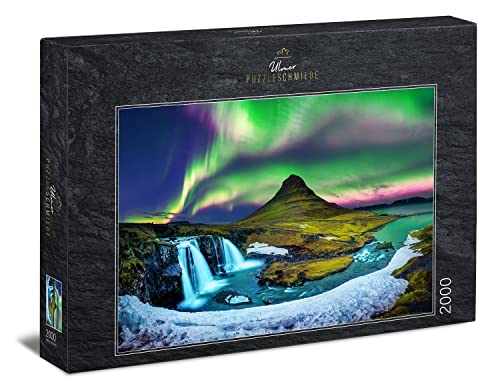 Ulmer Puzzleschmiede - Island-Puzzle „Berg & Licht“ – 2000 Teile Puzzle – Puzzlemotiv der Polarlichter über dem berühmten Kirkjufell-Berg - Landschaft unter Nordlichtern in Island von Ulmer Puzzleschmiede