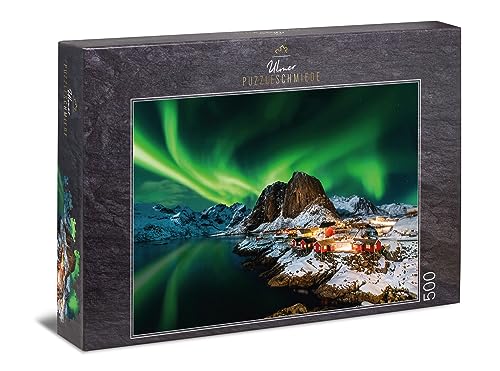 Ulmer Puzzleschmiede - Norwegen-Puzzle „Aurora Borealis - Nordlichter“ – Klassisches 500 Teile Puzzle – Puzzlemotiv der Polarlichter über dem Fischerdorf Hamnoy, Lofoten, Norwegen von Ulmer Puzzleschmiede