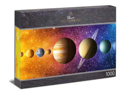 Ulmer Puzzleschmiede - Panorama 1000 Teile Puzzle „Sonnensystem“ - Sonne, Merkur, Venus, Erde, Mars, Jupiter, Saturn, Uranus, Neptun - Planeten-Motiv mit detailreichem Weltraum-Hintergrund von Ulmer Puzzleschmiede