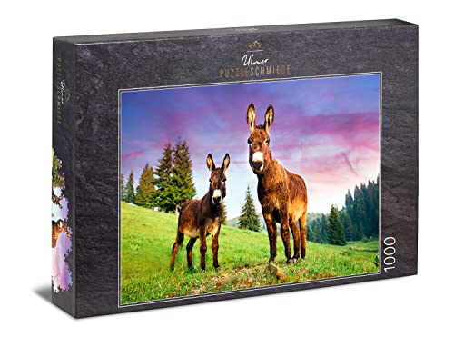 Ulmer Puzzleschmiede - Puzzle „ALM-Esel“ – Klassisches 1000 Teile Tier-Puzzle – Puzzlemotiv zweier Esel auf grüner ALM-Wiese in den bayerischen Alpen - modernes Tier-Portrait als Puzzle von Ulmer Puzzleschmiede