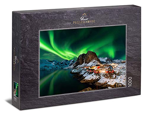 Ulmer Puzzleschmiede - Norwegen-Puzzle „Aurora Borealis - Nordlichter“ – Klassisches 1000 Teile Puzzle – Puzzlemotiv der Polarlichter über dem Fischerdorf Hamnoy, Lofoten, Norwegen von Ulmer Puzzleschmiede