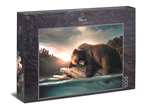 Ulmer Puzzleschmiede - Puzzle „Bärenruhe“ - Träumerisches 1000 Teile Tiere-Puzzle – Der schlafende Bär auf einem Baumstamm in einem See in der Natur von Kanada - EIN malerisches Bären-Tierpuzzle von Ulmer Puzzleschmiede