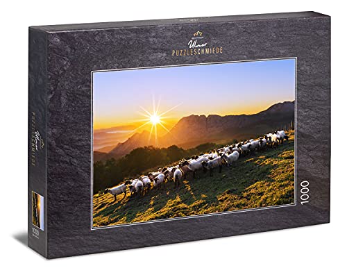 Ulmer Puzzleschmiede - Puzzle „Bergvolk“ - Klassisches 1000 Teile Tiere- und Landschaftspuzzle – Stimmungsvolles Puzzlemotiv mit Einer Herde Schafe in Einer einsamen Berg-Welt im Sonnenuntergang von Ulmer Puzzleschmiede