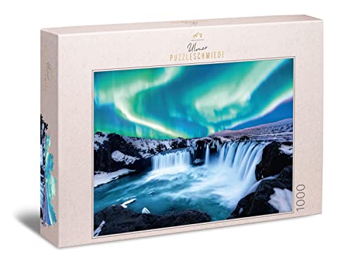 Ulmer Puzzleschmiede - Puzzle „Die Elemente des Nordens“ - Beeindruckendes 1000 Teile Natur-Puzzle – Am Godafoss-Wasserfall in Island treffen Polarlichter auf rauhe Felsen und eisiges Wasser von Ulmer Puzzleschmiede
