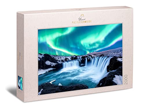 Ulmer Puzzleschmiede - Puzzle „Die Elemente des Nordens“ - Beeindruckendes 2000 Teile Natur-Puzzle – Am Godafoss-Wasserfall in Island treffen Polarlichter auf rauhe Felsen und eisiges Wasser von Ulmer Puzzleschmiede