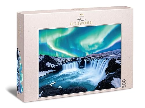 Ulmer Puzzleschmiede - Puzzle „Die Elemente des Nordens“ - Beeindruckendes 500 Teile Natur-Puzzle – Am Godafoss-Wasserfall in Norwegen treffen Polarlichter auf rauhe Felsen und eisiges Wasser von Ulmer Puzzleschmiede