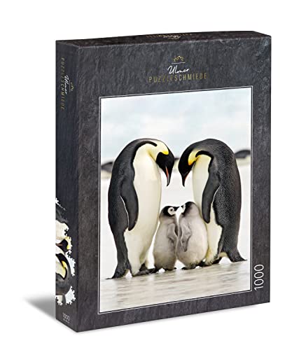 Ulmer Puzzleschmiede - Puzzle „Familienglück“ - Klassisches 1000 Teile Puzzle - Pinguine als originelles Tierfoto – Die Pinguin-Eltern wachen über den kleinen Nachwuchs in der Winter-Landschaft von Ulmer Puzzleschmiede