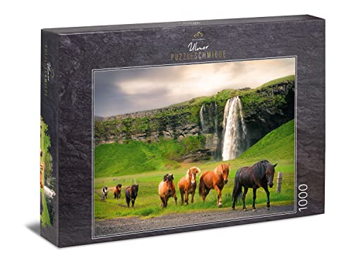 Ulmer Puzzleschmiede - Puzzle „Isländer“ - Klassisches 1000 Teile Puzzle Pferde & Landschaft - Herde Island-Pferde am Wasserfall Seljalandsfoss in Island - Puzzle Tiere & Natur Made in Germany von Ulmer Puzzleschmiede