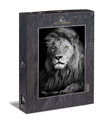 Ulmer Puzzleschmiede - Puzzle „König Romeo“– Schwieriges 1000 Teile Puzzle für Erwachsene – Puzzlemotiv Löwe auf schwarzem Hintergrund - Schweres Puzzlemotiv Ulmer Puzzleschmiede - Puzzle „König Romeo“– Schwieriges 1000 Teile Puzzle für Erwachsene – Puzzlemotiv Löwe auf schwarzem Hintergrund - Schweres Puzzlemotiv von Ulmer Puzzleschmiede