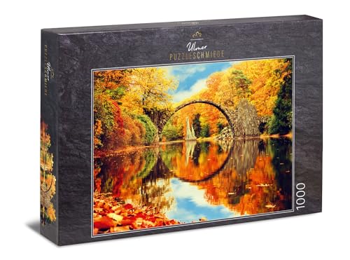 Ulmer Puzzleschmiede - Puzzle „Märchenwald“ – Klassisches 1000 Teile Puzzle – Puzzlemotiv der Rakotzbrücke - Kromlauer Herbstlandschaft mit perfektem Spiegelbild im farbenfrohen Herbst-Wald von Ulmer Puzzleschmiede