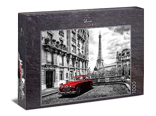 Ulmer Puzzleschmiede - Puzzle „Paris - mon Amour“ - Künstlerisches 1000 Teile Stadt-Puzzle - nostalgisches Paris-Motiv in schwarz-weiß mit rotem Auto und Eiffelturm als Hintergrund von Ulmer Puzzleschmiede