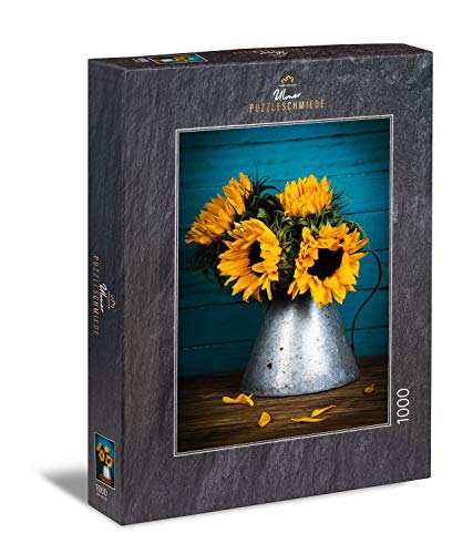 Ulmer Puzzleschmiede - Puzzle „Sonnen-Anbeter“ - Klassisches 1000 Teile Puzzle – Vintage-Puzzlemotiv vom Sonnenblumen-Strauß in Einer Metall-Vase mit der Symbolik gefallener Blütenblätter von Ulmer Puzzleschmiede