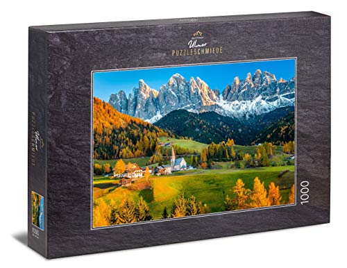 Ulmer Puzzleschmiede - Puzzle „St. Magdalena“ – Klassisches 1000 Teile Puzzle – Puzzlemotiv des malerischen Alpen-Bergdorfes im Villnösser-Tal vor dem Berg-Panorama der Geisler-Gruppe in Südtirol von Ulmer Puzzleschmiede