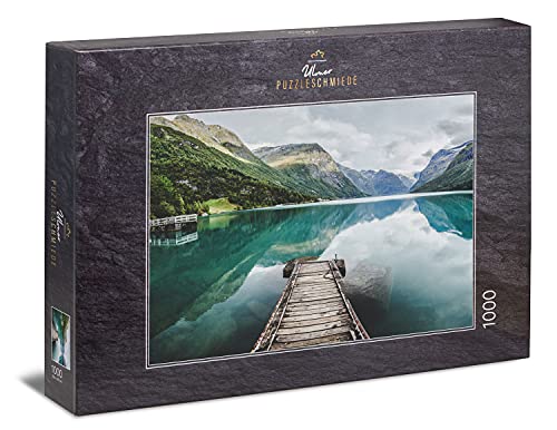 Ulmer Puzzleschmiede - Puzzle „Stilles Norwegen“ - klassisches 1000 Teile Puzzle – Holz-Steg ragt ins stille Wasser des Lovatnet-See, einem Gletschersee nahe des Geiranger-Fjord in Norwegen von Ulmer Puzzleschmiede