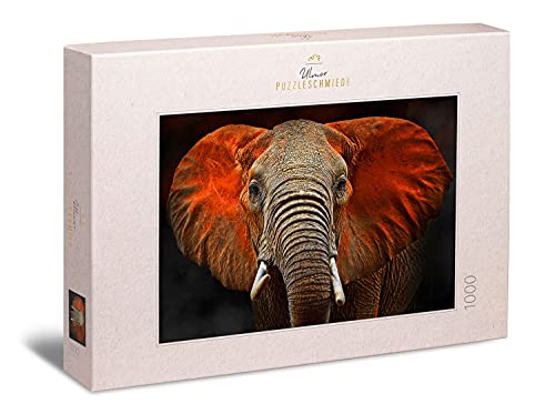Ulmer Puzzleschmiede - Puzzle „Tsavo-Elefant“ - Stilvolles 1000 Teile Wildlife-Puzzle – Tierportrait vom afrikanischen Elefanten, einem roten Elefanten aus dem Tsavo-Nationalpark in Kenia von Ulmer Puzzleschmiede