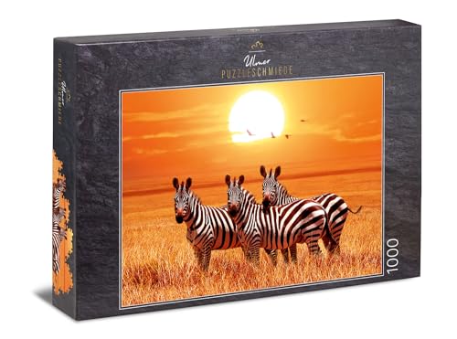 Ulmer Puzzleschmiede - Puzzle „Unter der Sonne Afrikas“ - Klassisches 1000 Teile Wildlife-Puzzle, Made in Germany – Kleine Zebra-Gruppe in der Abendsonne über der Savanne in Afrika von Ulmer Puzzleschmiede