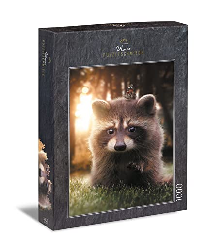 Ulmer Puzzleschmiede - Puzzle „Waschbär sucht Freund“ - Liebreizendes Tiermotiv als 1000 Teile Puzzle - der niedliche kleine Waschbär beherbergt einen Schmetterling und reicht warmherzig Seine Pfote von Ulmer Puzzleschmiede