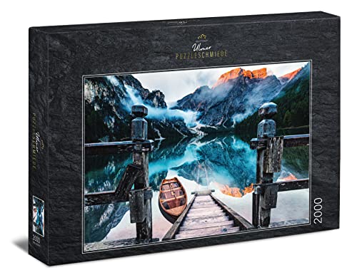 Ulmer Puzzleschmiede - Puzzle „Wildsee“ – 2000 Teile Puzzle – Puzzlemotiv des abendlichen Pragser Wildsee, dem malerischen Berg-See in den Dolomiten, Alpen, Südtirol von Ulmer Puzzleschmiede