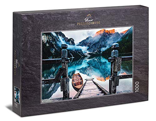 Ulmer Puzzleschmiede - Puzzle „Wildsee“ – Klassisches 1000 Teile Puzzle – Puzzlemotiv des abendlichen Pragser Wildsee, dem malerischen Berg-See in den Dolomiten, Alpen, Südtirol von Ulmer Puzzleschmiede
