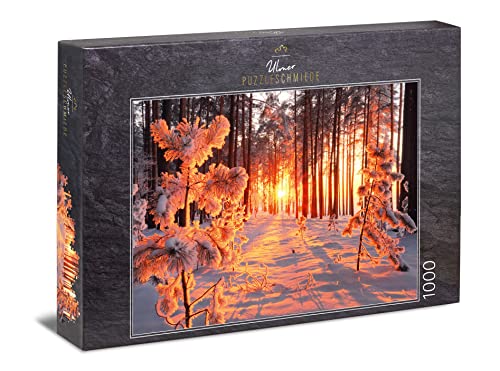 Ulmer Puzzleschmiede - Puzzle „Wintersonne“ - Klassisches 1000 Teile Jahreszeiten-Puzzle - Schnee-Landschaft in unserer Heimat - warme Sonnenstrahlen, Licht & Schatten im kalten Winter-Wald von Ulmer Puzzleschmiede