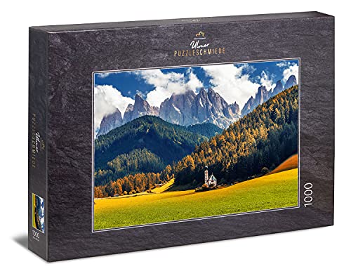 Ulmer Puzzleschmiede - Puzzlemotiv Bergkirche Ranui - klassisches 1000 Teile Puzzle aus den Alpen - die Johannes-Kapelle im Villnöß-Tal vor beeindruckenden Dolomiten-Gipfeln in Südtirol, Italien von Ulmer Puzzleschmiede