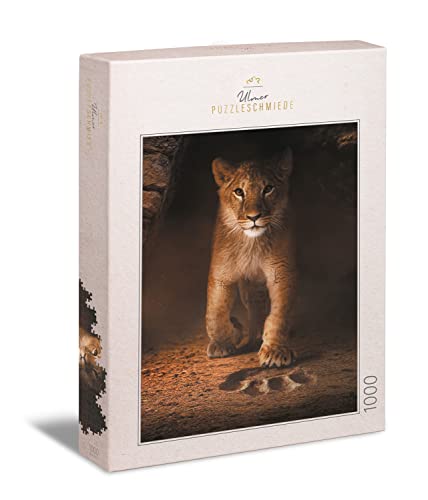 Ulmer Puzzleschmiede - Puzzle Simba“ - Der kleine Löwe als klassisches 1000 Teile Puzzle – Das süße Löwen-Baby möchte als Stammhalter in große Fußstapfen treten - Sympathisches Tierkinder-Motiv von Ulmer Puzzleschmiede