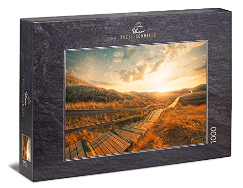 Ulmer Puzzleschmiede - Puzzle Traumpfade - klassisches 1000 Teile Puzzle mit melancholischem Motiv – EIN Streifzug auf einem Holz-Steg durch einsame Dünen in den ersten Sonnenstrahlen am Meer Ulmer Puzzleschmiede - Puzzle Traumpfade - klassisches 1000 Teile Puzzle mit melancholischem Motiv – EIN Streifzug auf einem Holz-Steg durch einsame Dünen in den ersten Sonnenstrahlen am Meer von Ulmer Puzzleschmiede