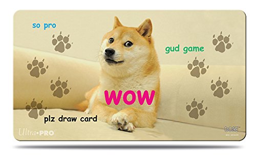 Ultra PRO Doge Spielmatte – Offizielle Meme Playmat – ca. 61 x 34 cm – rutschfeste TCG Unterlage mit Stoffoberfläche – Perfekt als Spielmatte oder großes Mauspad für Büro & Gaming von Ultra Pro