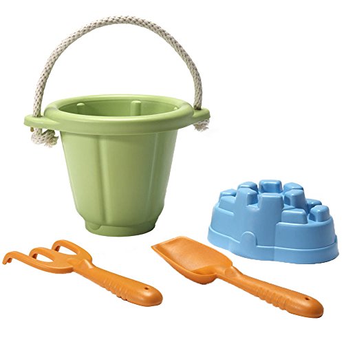 Green Toys 8645427, grün Sandspielzeug für Sandkasten und Strand, nachhaltiges Spielset inkl. Eimer, Schaufel, Harke und Förmchen für Kinder ab 18 Monaten, 4-teilig, Einheitsgröße von Green Toys