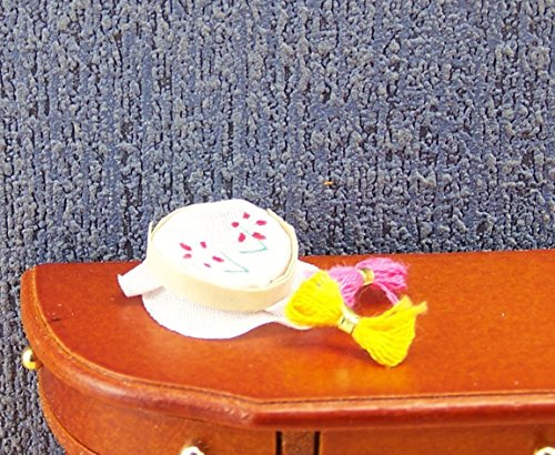 Miniatur Stickzubehör von Creal, für 1:12 Puppenhaus. Miniatur Stickzubehör von Creal, für 1:12 Puppenhaus. von Unbekannt