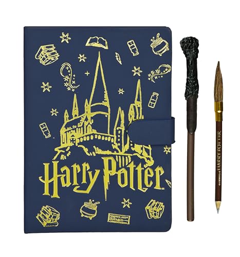 Undercover - Harry Potter A5 Notizbuch Set – Magnetverschluss, 80 Blatt FSC Papier, Zauberstift & Bleistift im Besen-Design – Stilvolles Schreibset für Notizen und Kreativität Undercover - Harry Potter A5 Notizbuch Set – Magnetverschluss, 80 Blatt FSC Papier, Zauberstift & Bleistift im Besen-Design – Stilvolles Schreibset für Notizen und Kreativität von Undercover