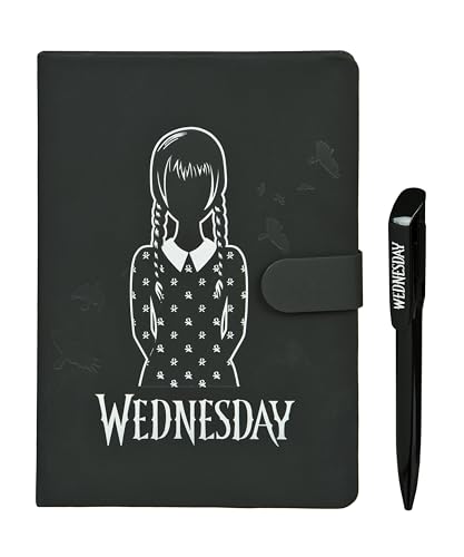 Undercover - Wednesday A5 Notizbuch Set – Magnetverschluss, 80 Blatt FSC Papier, Kugelschreiber – Stilvolles Schreibset für Notizen und Kreativität Undercover - Wednesday A5 Notizbuch Set – Magnetverschluss, 80 Blatt FSC Papier, Kugelschreiber – Stilvolles Schreibset für Notizen und Kreativität von Undercover