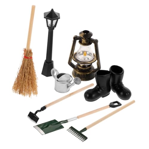 VANZACK 8Stücke Maßstab mit Rechen Lampe Wasserkanne Besen und Stiefeln Robuste und Detailreiche Puppenhaus Zubehörteile für Kreative Gartenarbeit VANZACK 8Stücke Maßstab mit Rechen Lampe Wasserkanne Besen und Stiefeln Robuste und Detailreiche Puppenhaus Zubehörteile für Kreative Gartenarbeit von VANZACK