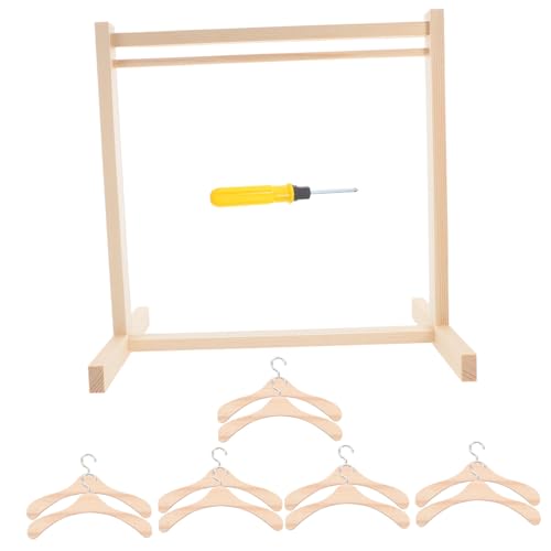 VICASKY 1 Satz Holz Puppenbekleidungsregal Miniatur Puppen Kleiderständer mit Holzkleiderbügeln Aufbewahrung für Puppenhaus Zubehör Perfektes zur Babyparty VICASKY 1 Satz Holz Puppenbekleidungsregal Miniatur Puppen Kleiderständer mit Holzkleiderbügeln Aufbewahrung für Puppenhaus Zubehör Perfektes zur Babyparty von VICASKY