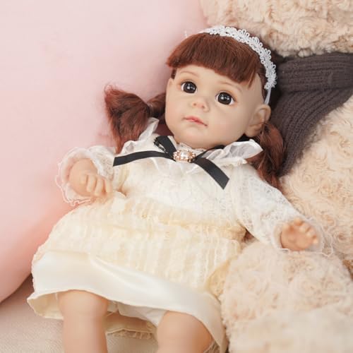 14-Zoll-Reborn-Babypuppe, Vinylglieder/Baumwollkörper, braune Haare mit Pony/weißes Haarband, große Schwarze Augen/Lange Wimpern, geeignet als Geschenk für Baby-Mädchen 14-Zoll-Reborn-Babypuppe, Vinylglieder/Baumwollkörper, braune Haare mit Pony/weißes Haarband, große Schwarze Augen/Lange Wimpern, geeignet als Geschenk für Baby-Mädchen von VacosHeart