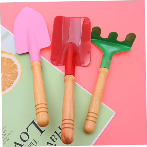 Vaguelly 3 Stück Teiliges Strandspielzeug Set für Metall Gartengeräte mit Holzgriff Schaufel Rechen Robustes Sandkastenspielzeug Geeignet für Strand und Gartenspiele Farbe Zufällige Farbe Vaguelly 3 Stück Teiliges Strandspielzeug Set für Metall Gartengeräte mit Holzgriff Schaufel Rechen Robustes Sandkastenspielzeug Geeignet für Strand und Gartenspiele Farbe Zufällige Farbe von Vaguelly