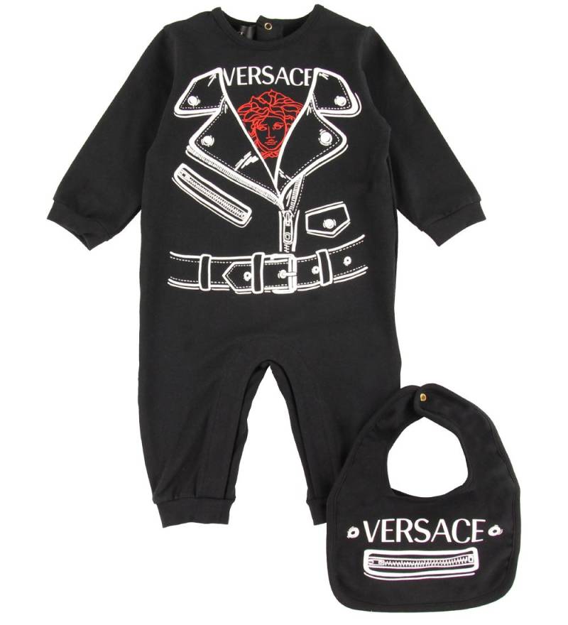 Versace Geschenkbox - Strampler/Lätzchen - Schwarz m. Print - Versace - 6-9 mt - Strampler Versace Geschenkbox - Strampler/Lätzchen - Schwarz m. Print - Versace - 6-9 mt - Strampler von Versace