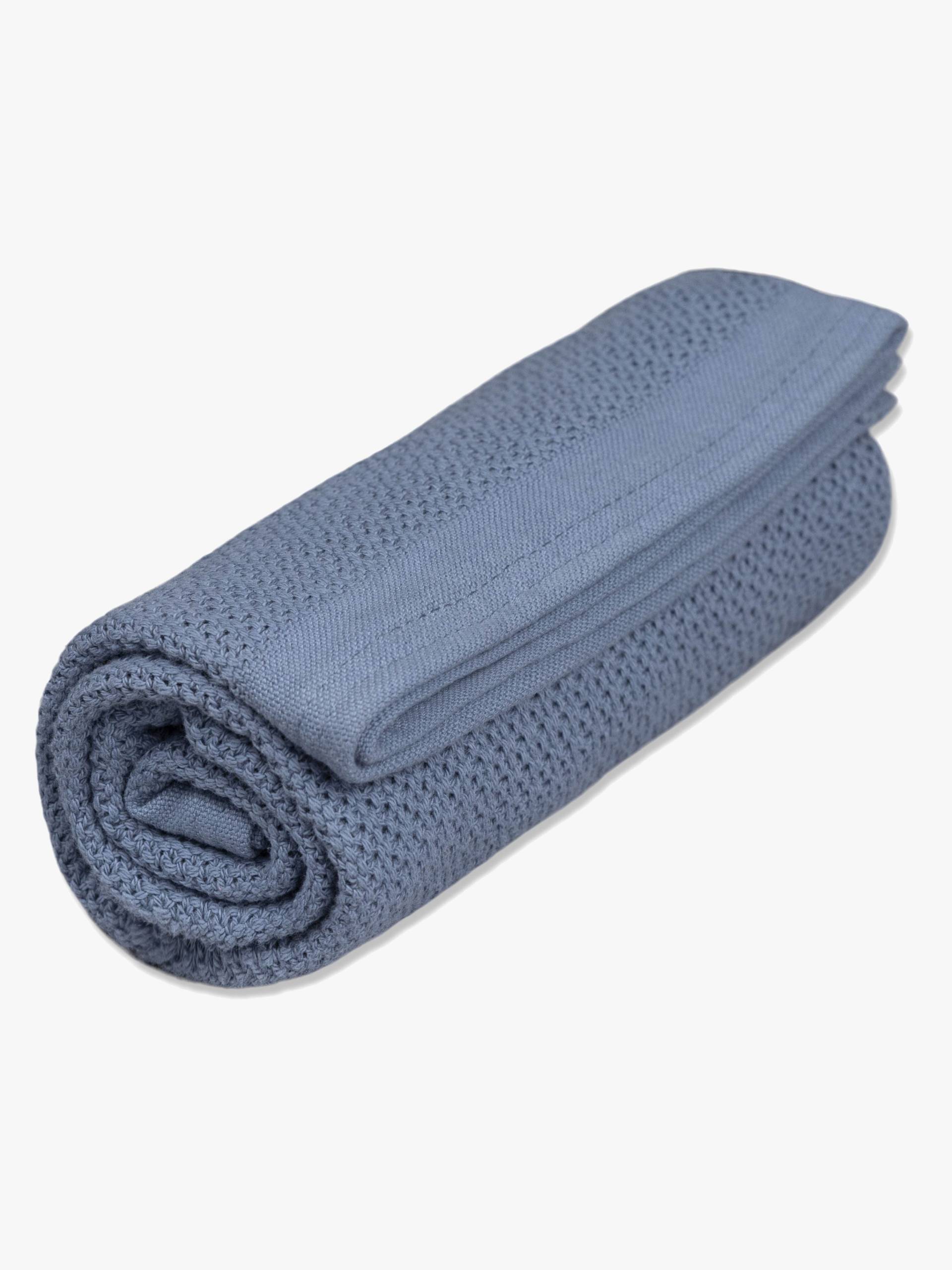 Vinter & Bloom Soft Grid Lochmusterdecke, Denim Blue Vinter & Bloom Soft Grid Lochmusterdecke, Denim Blue von Vinter & Bloom
