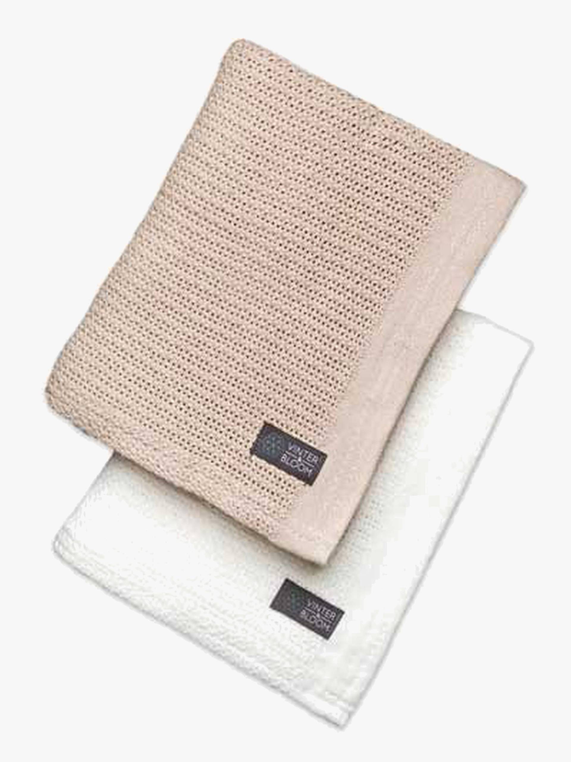 Vinter & Bloom Soft Grid Lochmusterdecke 2er-Pack, Bright White/ Golden Sand Vinter & Bloom Soft Grid Lochmusterdecke 2er-Pack, Bright White/ Golden Sand von Vinter & Bloom